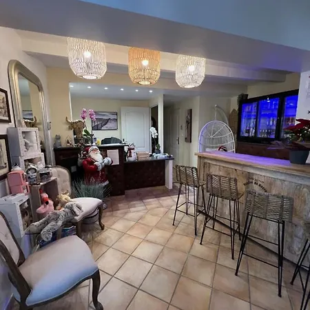 Hotel Le Medieval - Parking Inclus & Accueil Velo